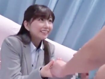 アイドル顔の激カワOLが草食チンポの悩みを解決するその場パコ！素人美少女痴女OLの無料エロ動画