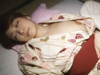 寝込みを襲われたのに逆に痴女ってチンポを喰っちゃう浴衣美人のお姉さんｗ巨乳お姉さん痴女中出しのアダルト動画