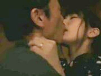 和室の暗がりでしっぽりとセックスに講じる美熟男女巨乳熟女波多野結衣のエッチな動画