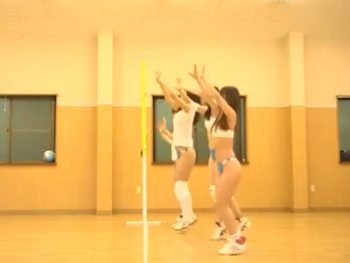 巨乳バレー部員たちが身体を鍛える体育館セックス巨乳美少女お姉さんのエロ動画