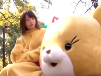 きぐるみを着てマスコットとして働くお姉さんを捕まえて激パコ展開お姉さん顔射のアダルト動画