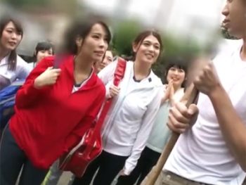 民宿でバイトしてたら合宿中の爆乳ママさんバレーチームの専用チンポにされてしまったｗ巨乳お姉さん痴女人妻のエロ動画