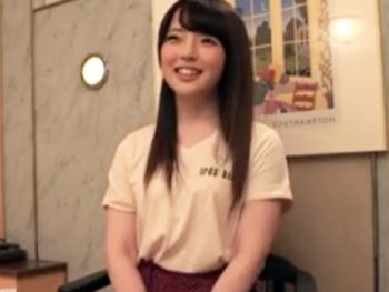 アイドルにいそうなルックスの美少女が生チンポで突かれてアへ顔イキｗ素人美少女顔射ハメ撮りのアダルト動画