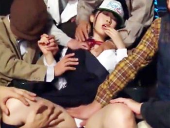 学校では真面目で優等生なのに自ら痴漢されに出かける淫乱JK女子校生美少女乱交痴漢露出のアダルト動画