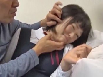 美少女JKの娘が嫌がっているのに強引にハメるパパ女子校生美少女近親相姦のエロ動画