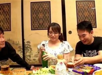 友達の結婚祝いだったはずだったのに酒が入って大量潮吹きで寝取られる新妻巨乳痴女人妻レイプ潮吹き乱交のアダルト動画