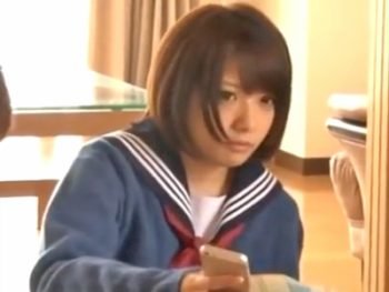 両親がすぐ傍にいるにも関わらずこたつの中で合体しあう兄妹ｗ女子校生美少女妹中出し近親相姦のアダルト動画