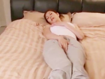 泥酔旦那の隣で寝取られる人妻巨乳人妻のアダルト動画