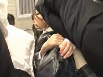 逃げても逃げても押し寄せる痴漢の魔の手！トイレに連れ込まれて集団レイプ女子校生美少女レイプ...