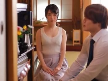 1人実家に残してきた母さんと…愛を確かめる近親相姦巨乳人妻近親相姦のエッチな動画