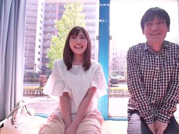 MM号で壁から出てる彼氏のちんぽ当てゲーム→負けたら即ハメ巨乳素人お姉さんのエッチ動画