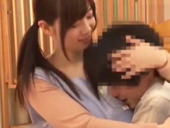 ショタ男のチンポを受け入れるも中出しされてしまう保育士巨乳お姉さん中出しのアダルト動画