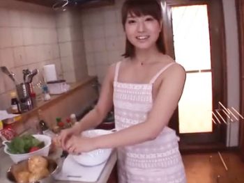 裸エプロンで家事をしてくれる美女の色気に負けてパコ開始→ザーメン発射お姉さん顔射のアダルト動画