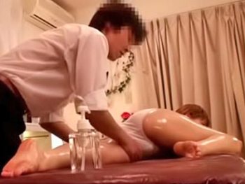 白金のセレブ妻がマッサージの快楽に負けてついつい中出しファック巨乳素人人妻中出しのエロ動画