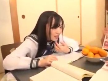 横にいるパパに隠れてフェラ抜きしてくれるブラコン妹女子校生美少女痴女近親相姦のアダルト動画