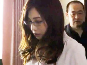 メガネが似合う知的な熟女がチンポに抗えず不倫セックスｗ巨乳人妻めがねのアダルト動画