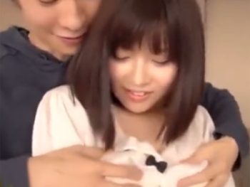 照れ顔が可愛い童顔美少女といちゃらぶパコ美少女ぶっかけのアダルト動画