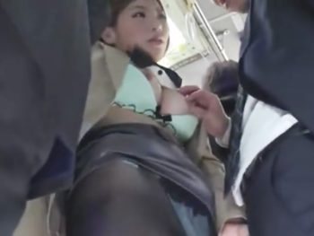 満員バス内で痴漢に遭う美人OL→声を押し殺しながら生ハメ許容！素人お姉さん痴女OLパンスト痴漢のアダルト動画