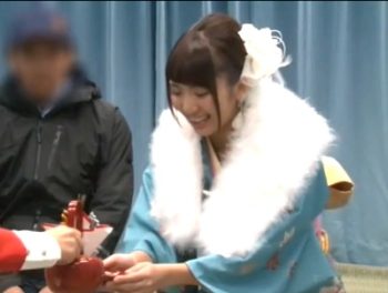 会社の新年会に振袖で参加していた会社のマドンナが年明け早々初中出し！巨乳お姉さんOLコスプレ中出しのアダルト動画