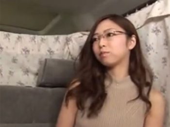 眼鏡の似合う真面目な清楚妻が中出しハメされてあっけなくNTR堕ち人妻めがね中出しのアダルト動画