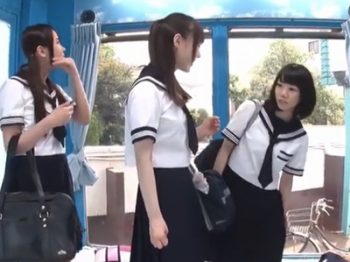 田舎の高校に通う無垢なJKたちと初めての絶頂乱交！素人女子校生美少女乱交のエロ動画