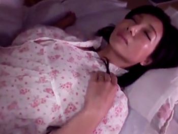 父親の再婚相手が色気ムンムン過ぎて夜這い→近親パコで中出しｗｗ巨乳人妻中出し近親相姦のアダルト動画