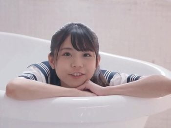 アイドル顔負けの天然美少女こんな子がハードファックでヨガりイキ女子校生美少女3Pのアダルト動画