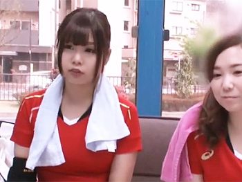 ママさんバレー帰りの健康ボディ若妻2人をまとめてハメたった素人お姉さん人妻ハメ撮りナンパ乱...