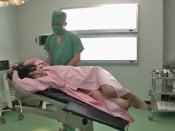 昏睡させた女にイタズラして診察台ファックお姉さん中出し3Pのエロ動画