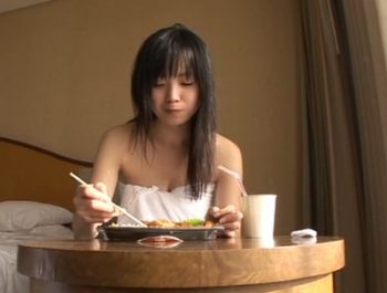 素の表情を見せる神素人とイチャコラハメ撮りに成功！素人美少女ハメ撮りのアダルト動画