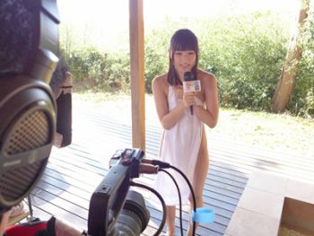 エッチなリポートをさせられてもいつでも一生懸命な新人女子アナ琴羽雫のエロ動画