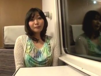 欲求不満なドスケベ妻が寝台列車で大好きなおチンポをフェラチオ抜き！素人人妻ハメ撮りフェラオナニーの無料アダルト動画