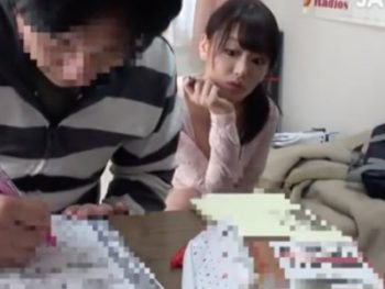 胸元が大きく開いた家庭教師を中出しレイプしちゃった生徒巨乳家庭教師中出しのアダルト動画