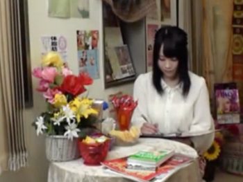 エロマッサ師に性感帯を刺激され敏感に反応する巨乳娘に中出しｗ巨乳素人お姉さん中出し盗撮マッサージのアダルト動画