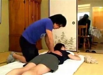 訪問マッサージ師に寝取られた団地妻たち！膣の中までトロトロに解されてリピート確定！痴女人妻マッサージのアダルト動画