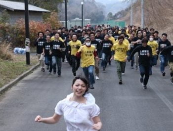 娘のためにエロ教師に強制中出しされる裏口入学の実態を盗撮人妻熟女中出しレイプ盗撮のアダルト無料動画