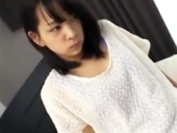 嫌がる黒髪美少女を強引に押し倒して着衣のままハメ撮り決行ｗ美少女顔射ハメ撮りのアダルト動画
