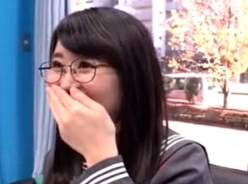 地味系めがねのJKがMM号へ→初めて性の快楽に目覚めて大量顔射素人女子校生めがね顔射ナンパのアダルト動画