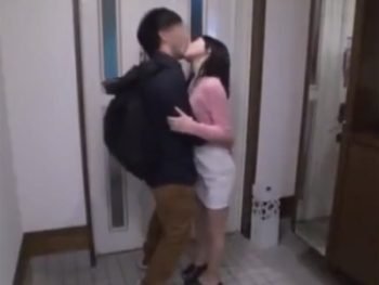 欲求不満妻の家に旦那がいない日に上がり込んで家中でパコりまくりｗ痴女人妻熟女のアダルトエロ動画