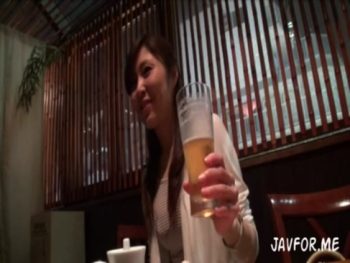 熟女がAV撮影で男優にイカされて大量潮吹きで我を忘れる巨乳美少女のエロ動画