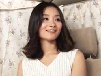 下着チェックで簡単に脱いだ素人妻を寝取り子宮奥に届く程の大量中出し！素人人妻中出しナンパのアダルト動画