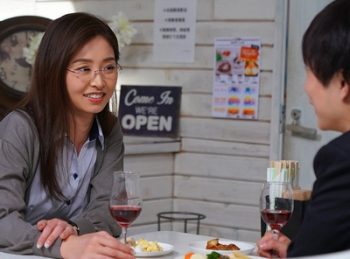 眼鏡の地味な人妻さんが…SEXになると豹変！フェラチオの達人だったｗOLめがねフェラ夏目彩春のアダルト動画