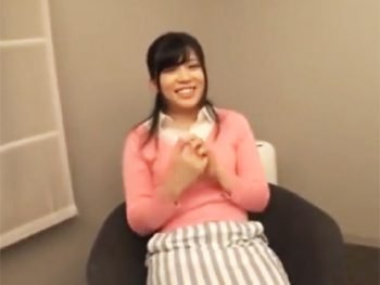 素人美女達にチンポ差し出して困惑お構いなしに生挿入！巨乳素人美少女中出しハメ撮りのエッチ動画