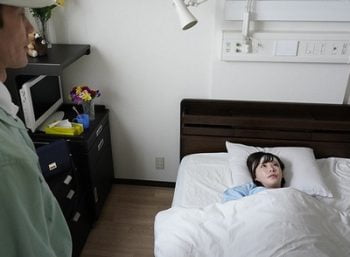 記憶喪失として運ばれてきた美女…自分が婚約者だと信じ込ませて中出し性奴隷化に成功！巨乳お姉さん中出し深田えいみのアダルト動画