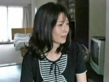 家の近くで声をかけられ油断したのかノコノコついてく団地妻素人人妻ナンパ3Pの無料アダルト動画