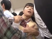 電車内で痴漢されたJKがオッサンテクにイカされ大量お漏らし女子校生美少女パイパン潮吹き痴漢のアダルト動画