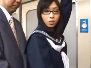 メガネっ娘JKが中年オヤジに痴漢され悶絶！女子校生めがね痴漢のアダルト動画