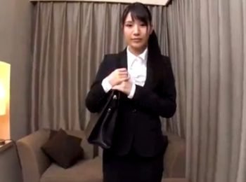 ノコノコと１人で面接にやってきた就活生→ダメ学生が面接官に手取り足取りセクハラ指導されｗ素人コスプレのアダルト動画