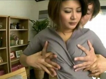 昔から憧れていた母親の友達…旦那の喧嘩してしばらくうちに泊まることになったチャンスを活かしてNTR成功巨乳人妻のアダルト動画
