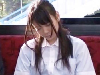 バスでうたた寝しれるパイパンJKの両穴を無理やり犯して強制中出し！女子校生美少女中出しレイプ3P痴漢アナルのエロ動画